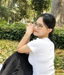 Em Vàng Hoàng Hân 2k1 kính cận tri thức
