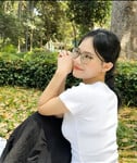Em Vàng Hoàng Hân 2k1 kính cận tri thức