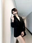 Đang show hàng ở chung cư thì bị người lạ phát hiện (PIC)
