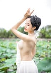 Em mẫu ruột nude cùng bộ trang phục áo dài