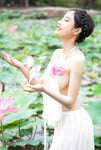 Em mẫu ruột nude cùng bộ trang phục áo dài