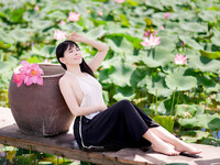 Em mẫu ruột nude cùng bộ trang phục áo dài
