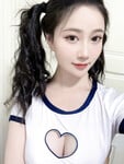Nnian đã thể hiện một phong cách cosplay gợi cảm và sexy