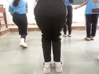 Mông con bạn cùng lớp