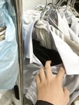 Qua nhà chở con bạn đi học lén vô phòng lúc nó đi tắm