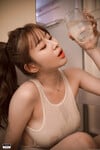 Bố ảnh của coi e xinh đẹp trong bể bơi