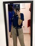 em nhân viên đảm đang ở cửa hàng thức ăn