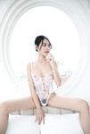 Thu Hiền khoe mu