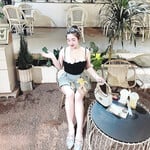 Em gái làm nail thân hình bốc lửa