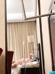Nhà có đứa em gái mới lớn cứ thích phanh ngực thế này